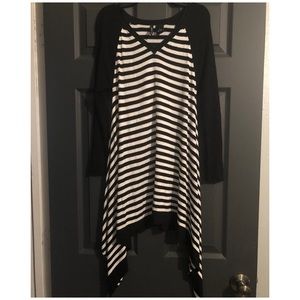 🛍Woman’s New Directions black and white sweater🛍